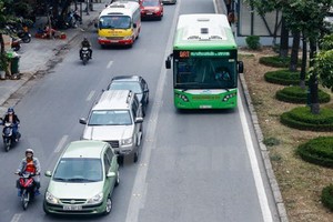 Xử lý xe biển xanh cố tình chạy vào làn đường buýt nhanh BRT